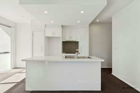 Light filled two bedroom apartment - Photo 3
