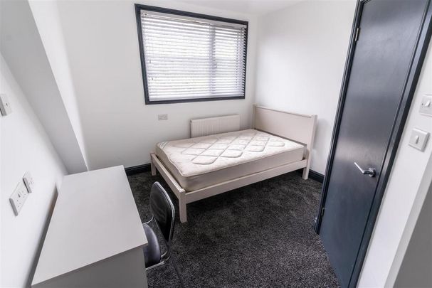 8 bedroom house to rent - Photo 1