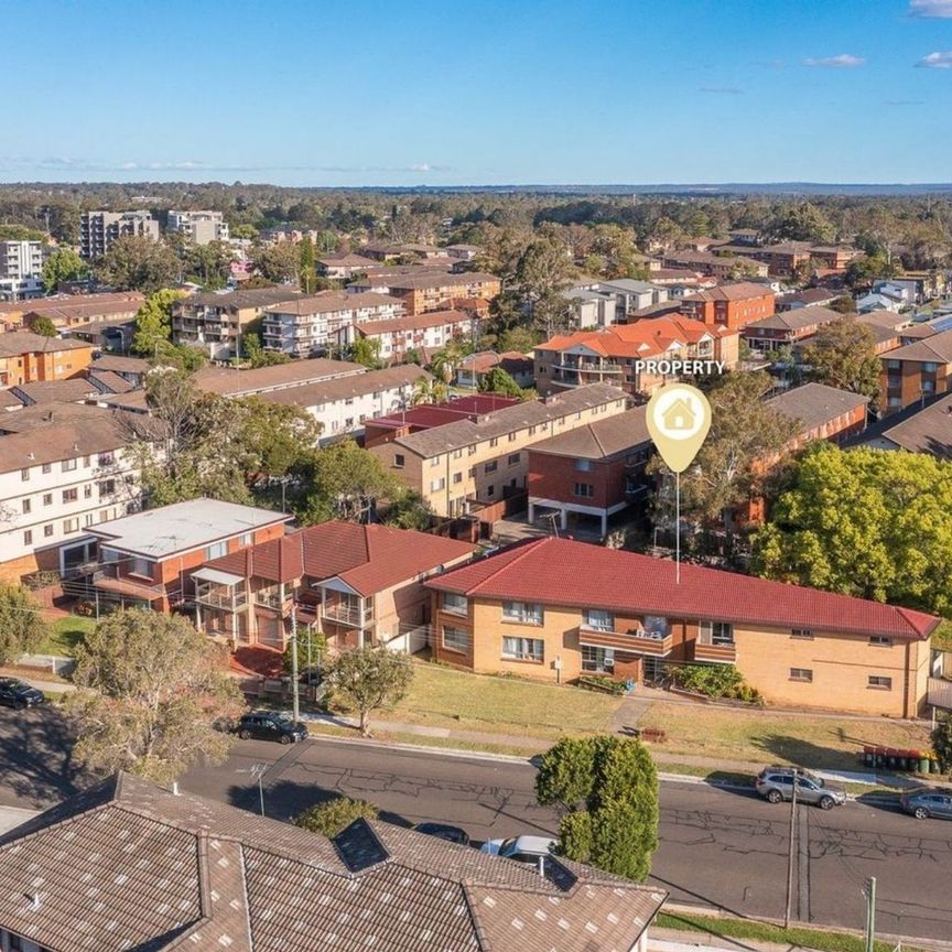 Ground Floor, 2 Bedroom Unit in the Heart of Fairfield! - Photo 1