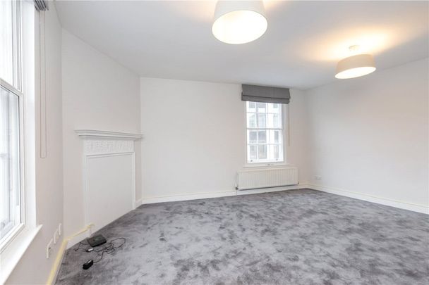Three bedroom, two bathroom apartment, located close to Edgeware Road and Marble Arch. - Photo 1