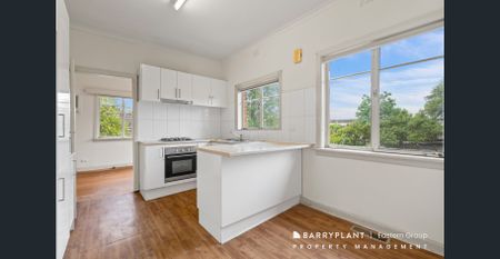 STYLISH FAMILY LIVING IN A PREMIUM BALWYN NORTH LOCATION - Photo 2