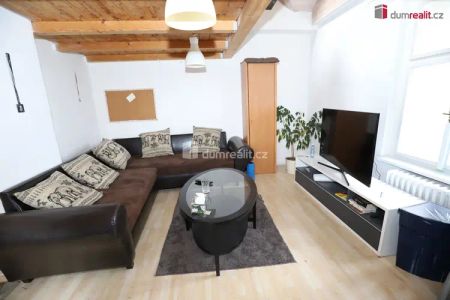 Pěkný mezonetový byt 3+1 v rodinné vile s možností užívat zahradu - Fotografie 2