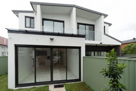 Near New 5 bedroom Luxury Duplex with Granny flat - Photo 2