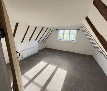 Exceptional 6‑Bedroom Grade II Listed Farmhouse - Photo 2