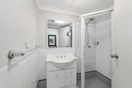 Stylish Apartment with Generous Living Spaces! - Photo 4