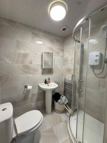 3 bedroom flat to rent - Photo 2