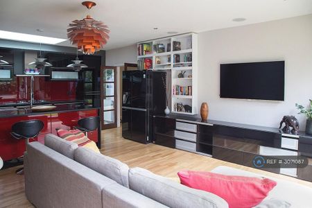 3 bedroom flat to rent - Photo 3