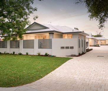 Beautiful Street Front Home&excl; - Photo 1