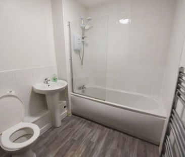 2 bedroom Flat in Flat 3, Leeds - Photo 4