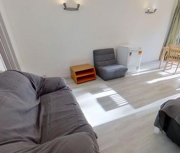 4 bedroom semi-detached house to rent - Photo 4