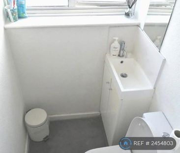 1 bedroom in a flat share to rent - Photo 4