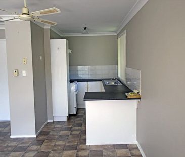 Tidy 2 bedroom unit in quiet area - Photo 5