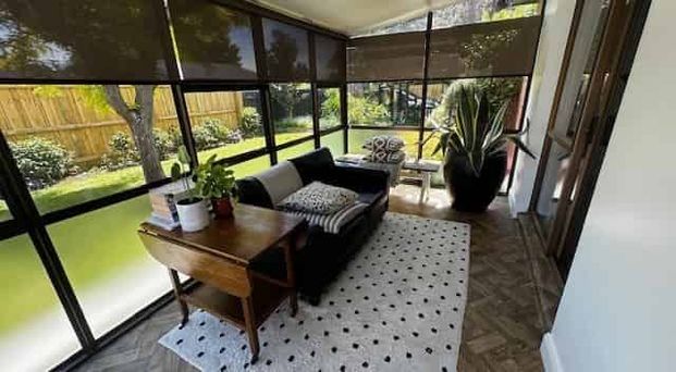 FULLY FURNISHED BEAUTIFULLY SYTLED REAR TOWNHOUSE IN PRIME LOCATION! - Photo 1