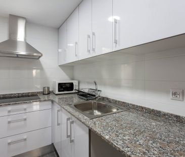 Spacious room in Avenida de la Constitución - Photo 5