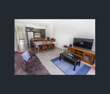 Modern Two-Bedroom Townhouse with Park Views and Prime Location - Photo 6