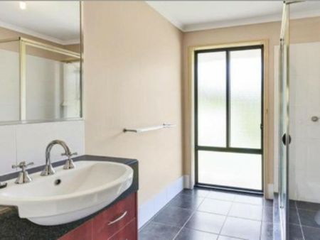 37 Mountain View Crest, Mount Nathan QLD 4211 - House For Rent | Domain - Photo 5