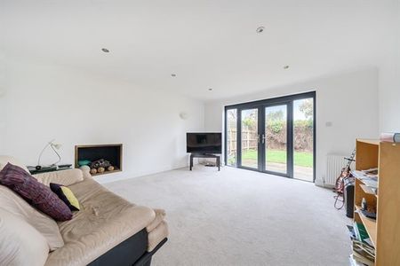 4 bedroom detached house to rent - Photo 2