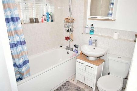 Spring Grove, Tooting Borders, CR4 - Photo 4