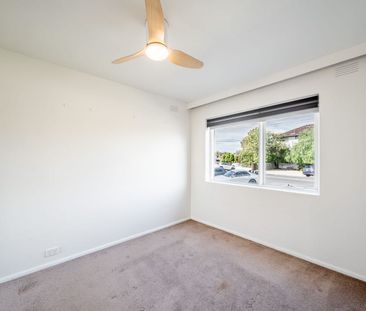 Gorgeous Ground Floor Apartment with Private Courtyard - Photo 2