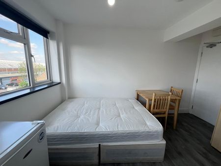 Studio Flat, High Road, IG1 - Photo 2
