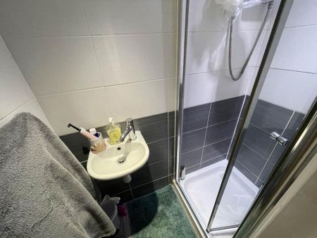 3 bedroom flat to rent - Photo 5