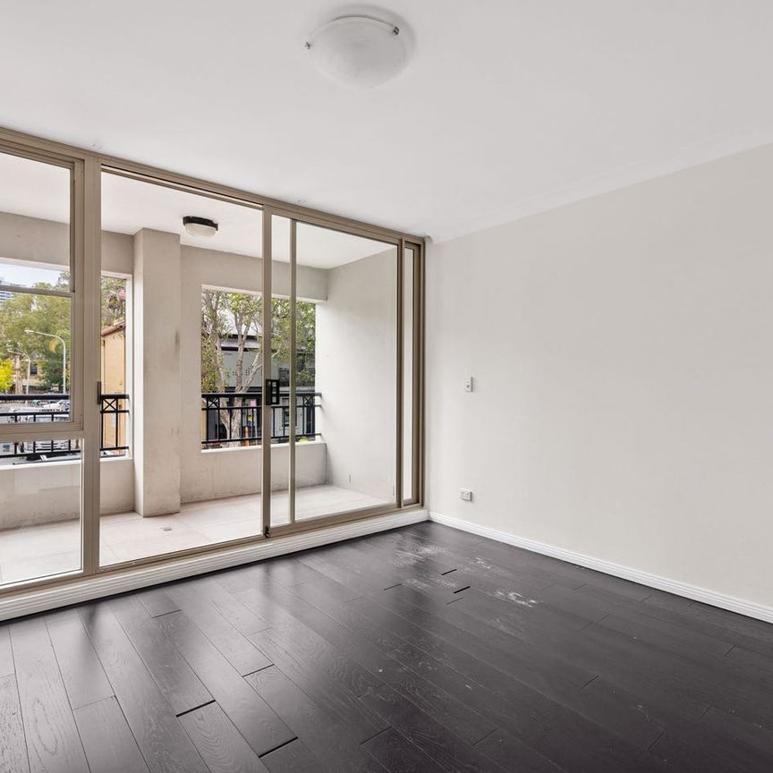 Refined urban retreat in harbourside setting - Photo 1