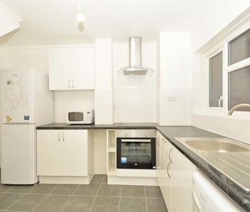 3 bedroom Flat To Rent - Photo 4