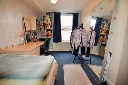 4 bedroom House in Elizabeth Street, Leeds - Photo 4