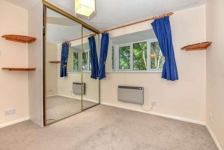 Holmers Court, High Wycombe, HP12 - Photo 2