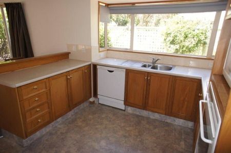 VERY PRIVATE & TIDY – 3 BEDROOM, 2 BATHROOM HOME - Photo 3