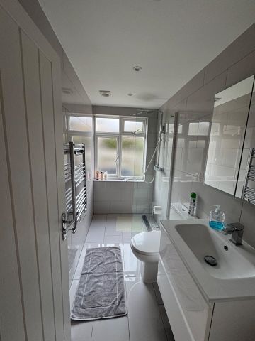 2 Bed Maisonette, Westwood Court, SW19 - Photo 5