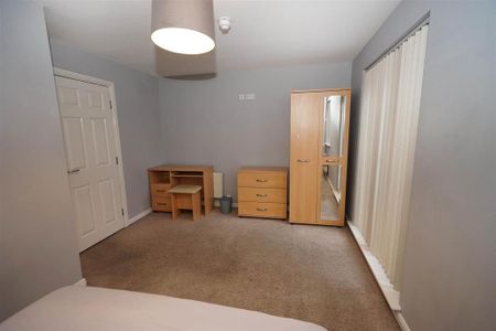 1 bedroom in a house share to rent - Photo 2