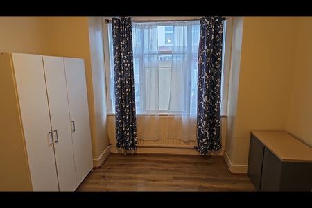 5 Bed Terraced House, Bedford Road, E6 - Photo 3