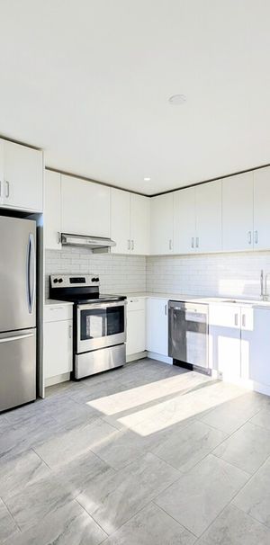 Renovated 4 1/2, TOP FLOOR, Verdun - Photo 1