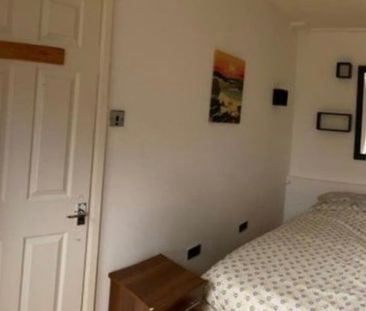 Room in a Shared Flat, Ibsley Gardens, SW15 - Photo 1