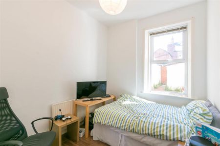 3 bedroom flat to rent - Photo 4