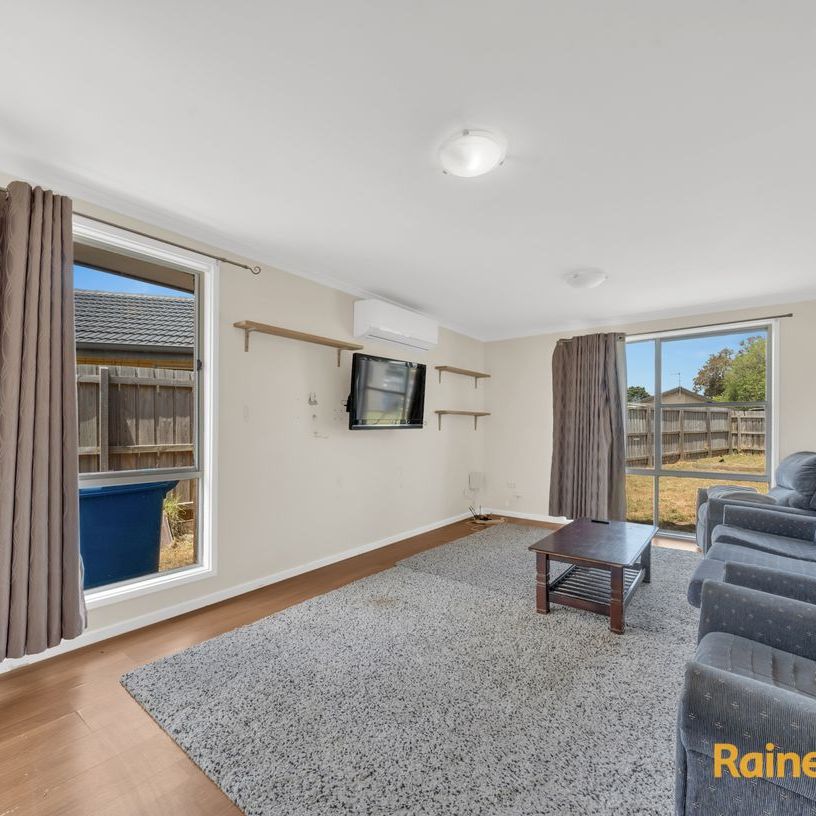 3 Bedroom house for Lease in Cranbourne (The furniture and appliances are included which are in the photos)! - Photo 1