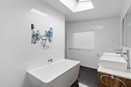 For Lease – Charming Beachside Cottage with Home Office Potential - Photo 4