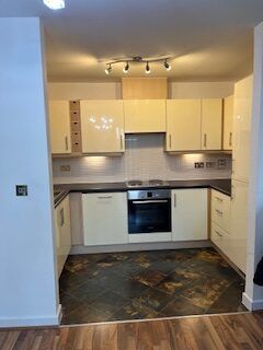 Central Cambridge Modern Apartment with Private Balcony and Secure Underground Parking, Overlooking a Communal Garden South Facing - Photo 3