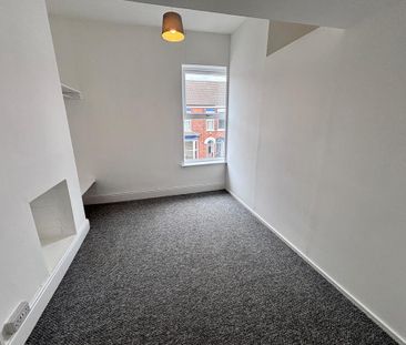 4 bedroom semi-detached house to rent - Photo 6