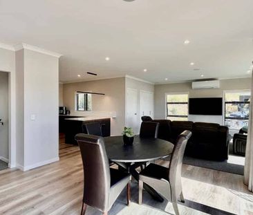 Executive Family Home with Stunning Views - Photo 2