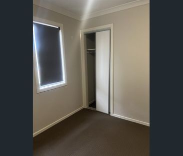 Townhouse In A Great Location with public transport access - Photo 4