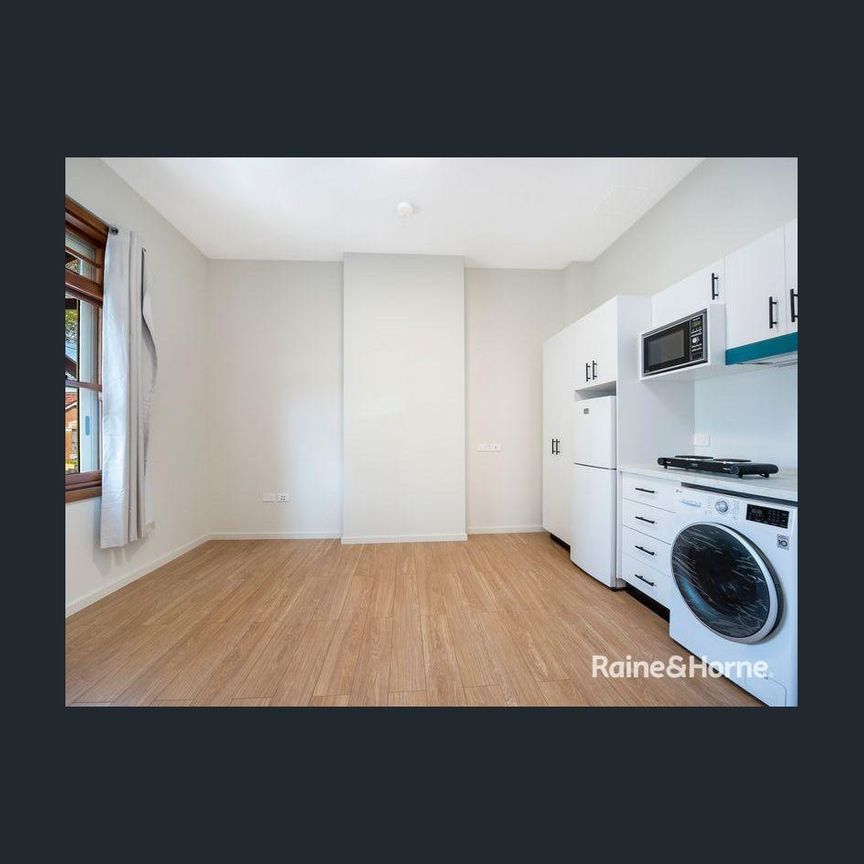 Studio apartment close to lifestyle amenities - Photo 1