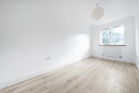 4 bedroom end of terrace house to rent - Photo 5