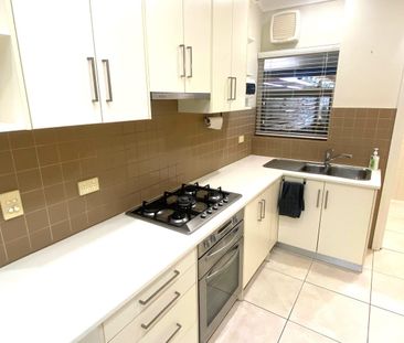 SPACIOUS HOMETTE WITH PRIVATE COURTYARD, IN A WONDERFUL LOCATION! - Photo 5