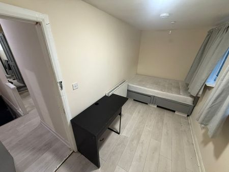 3 Bed Flat, Ealing Broadway, W5 - Photo 5