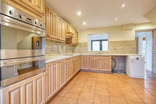 Spacious Detached Family Home with Garage available TO LET in Wymondham - Photo 1