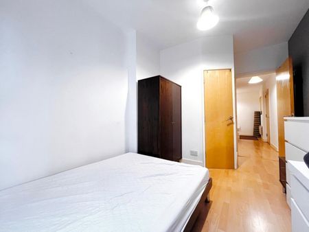 2 bedroom Flat To Let - Photo 2