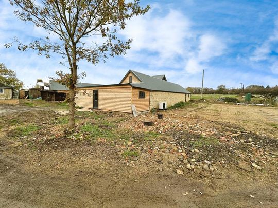 1 bedroom barn conversion to rent - Photo 1