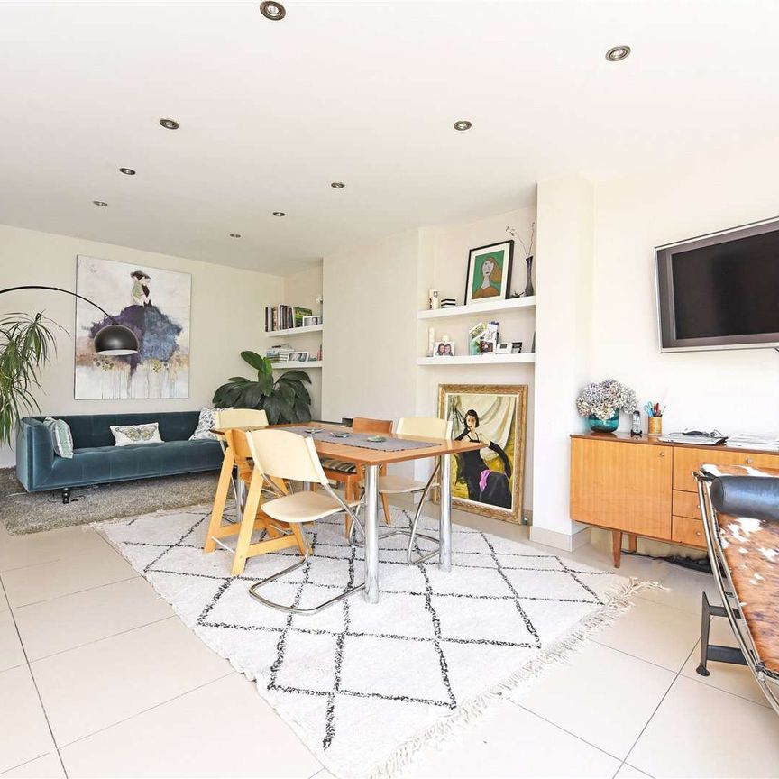 A well-presented five bedroom family house on a residential road in North Kingston close to Richmond Park. - Photo 1